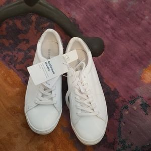 OLD NAVY WHITE FAUX LEATHER SNEAKERS